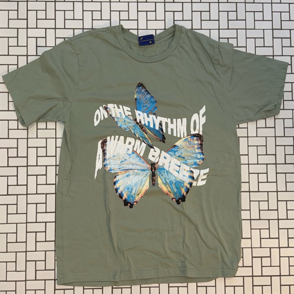 URBAN OUTFITTERS GREEN GRAPHIC TEE